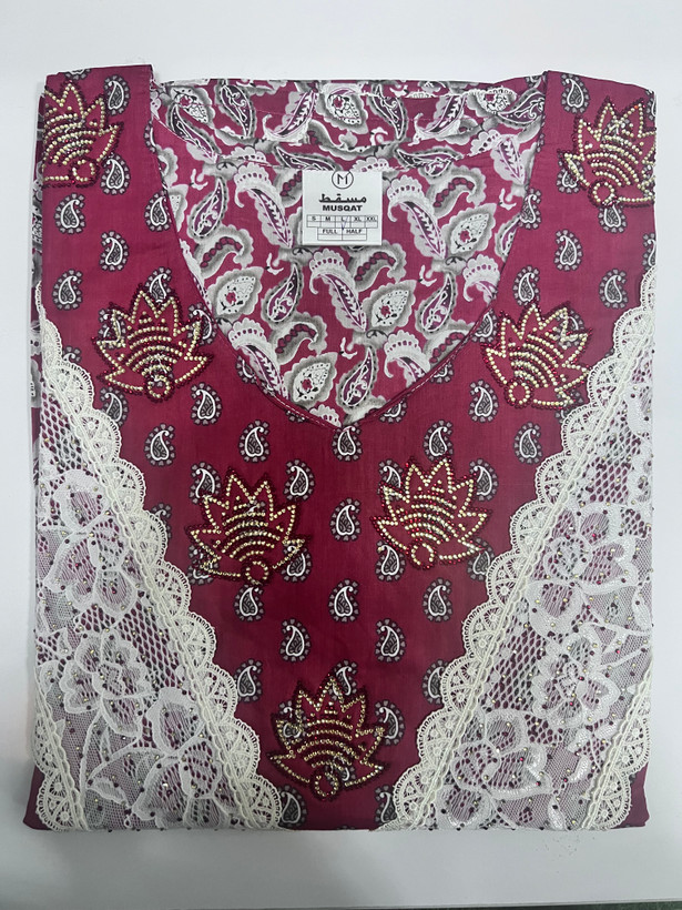 ماكسي زنانه ، كتان نخ كار شده با گيپور و نگين ، آستين كلوش ، دامن كلوش ، با تنخوري شيك و زيبا از برند مسقط